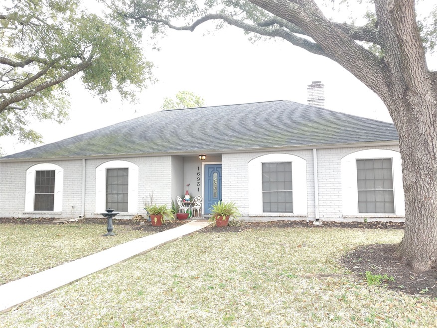 16931 Hibiscus Ln, Friendswood, TX 77546 - photo 1