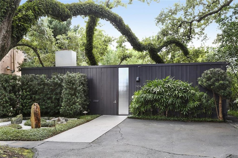 GORGEOUS MID-CENTURY MODERN HOME -- EXTERIOR FRONT