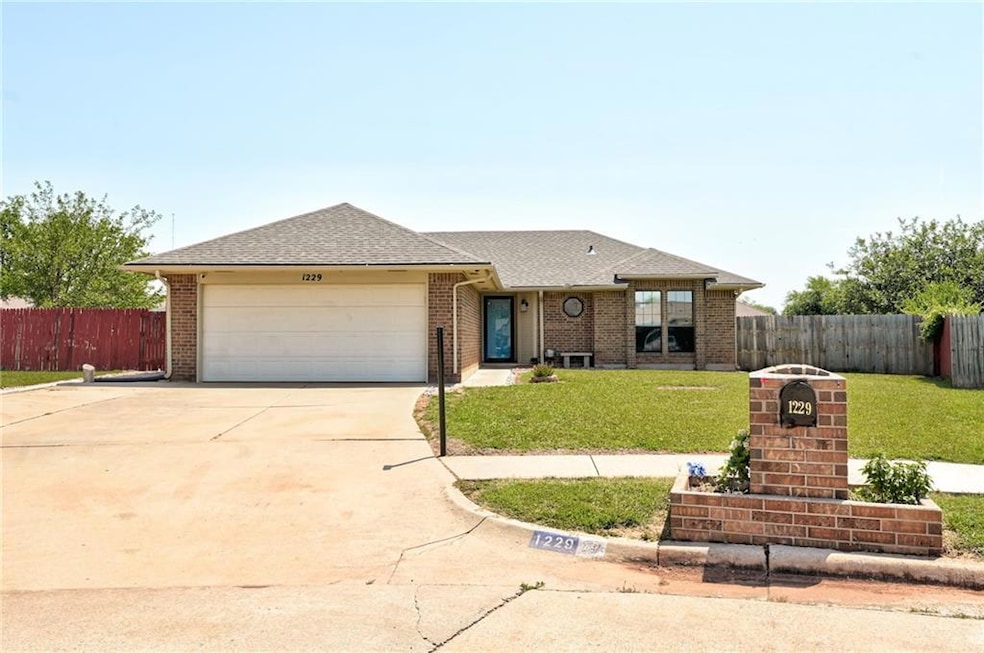 1229 NE 24th St, Moore, OK 73160 - photo 1