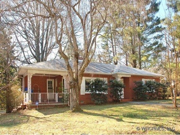 Grand location! Level yard!