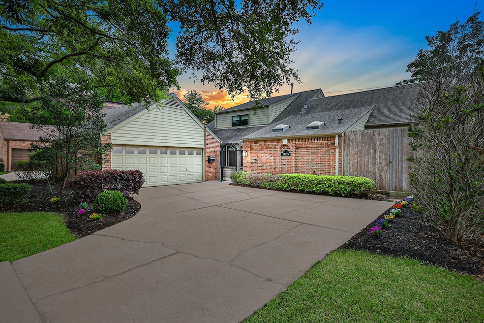 10215 Piping Rock Ln, Houston, TX 77042 - photo 1