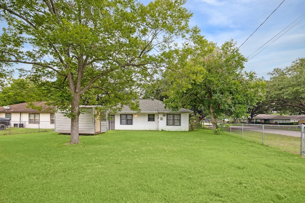 1216 Allen St, Rosenberg, TX 77471 - photo 1