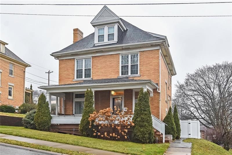 820 Chestnut St conveniently located, minutes to t