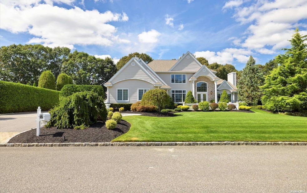 13 Weeping Cherry Ln, ComMacK, NY 11725 - photo 1