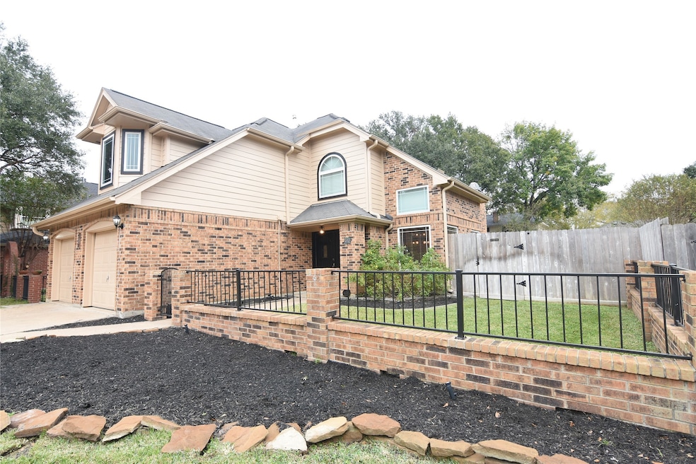 Professionally landscaped front, perfect for vibra