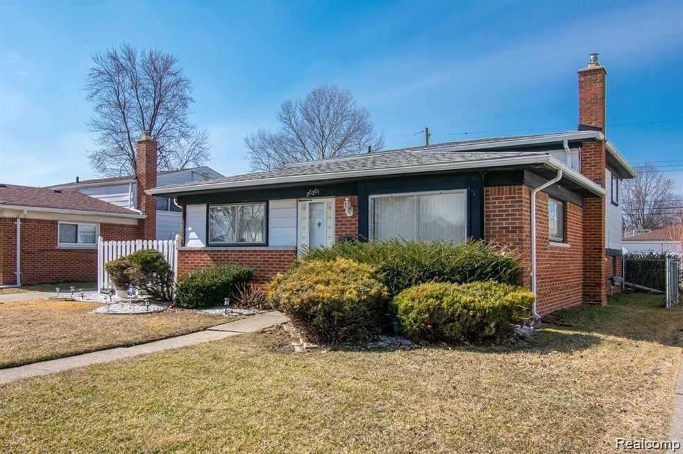 Front of house(1).jpg