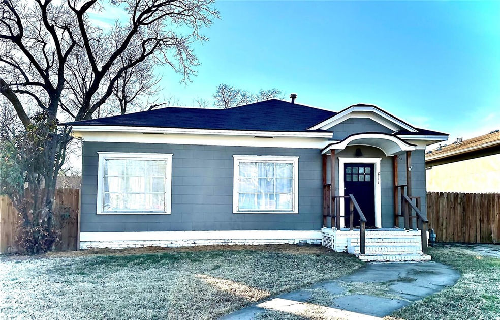 211 S Grand Ave, Gainesville, TX 76240 - photo 1