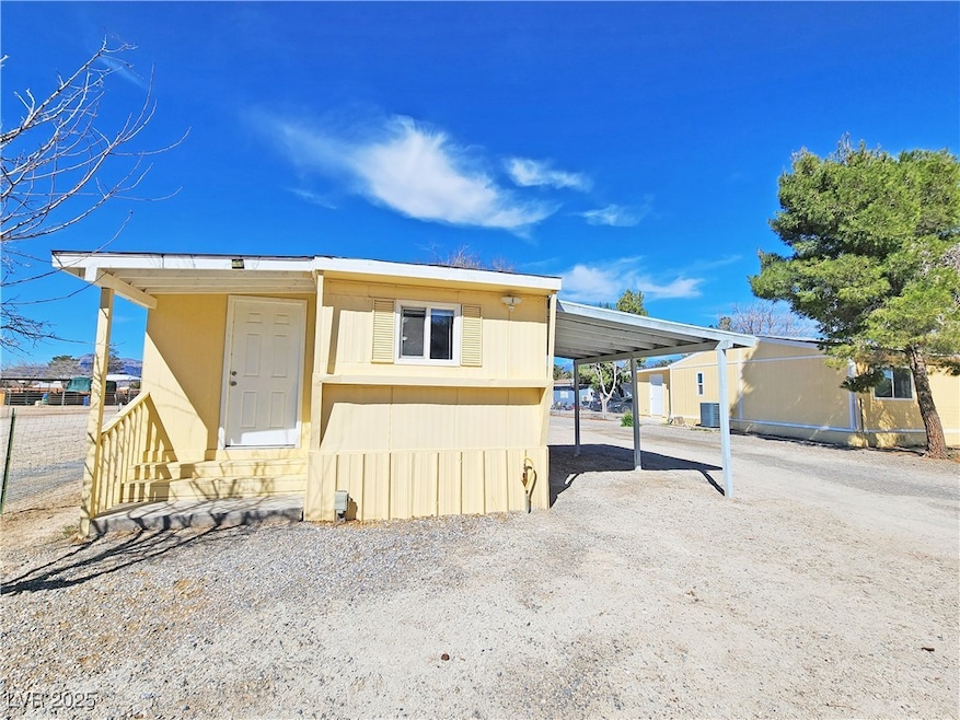 Manufactured / mobile home with gravel driveway, a
