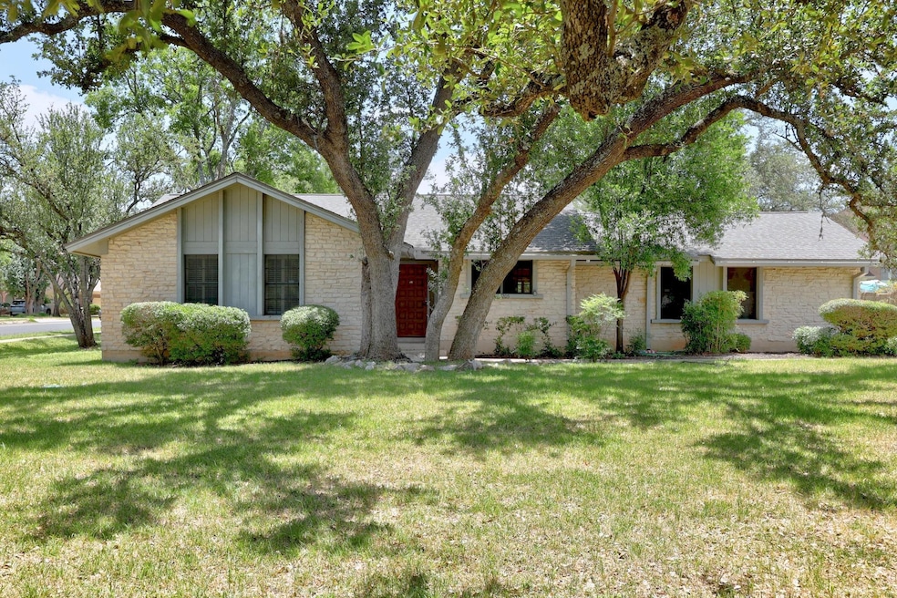 View of front of home featuring a front lawn, roo
