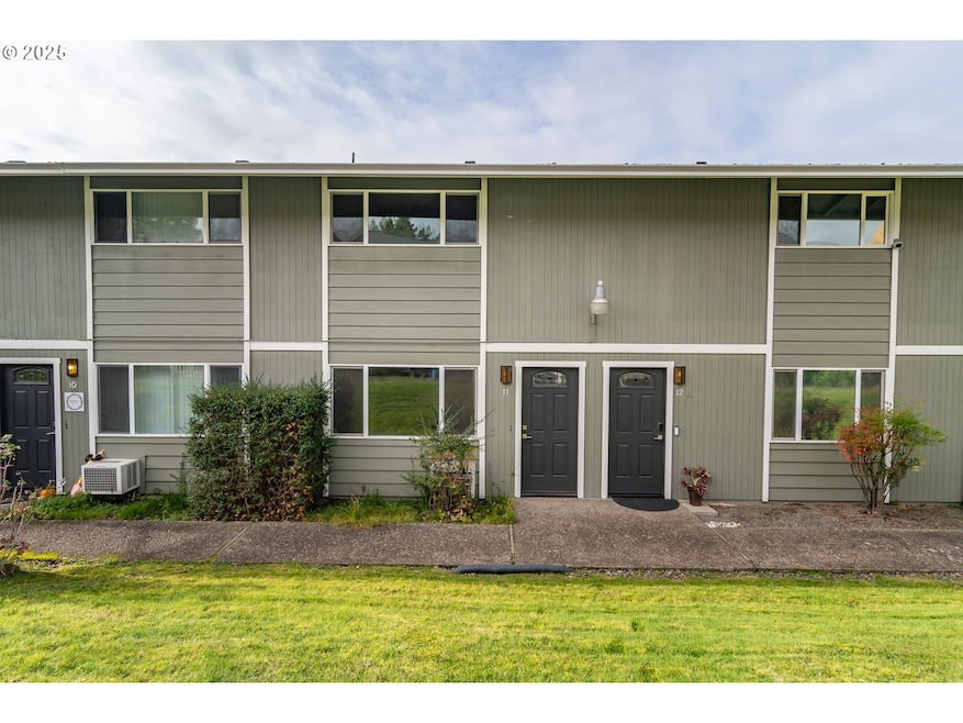 885 NE Sunset St unit 11, Roseburg, OR 97470 - photo 1