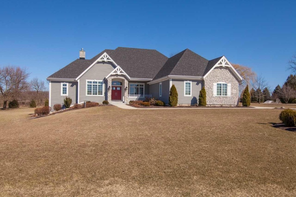 N62W27165 Meghan Ct, Sussex, WI 53089 - photo 1