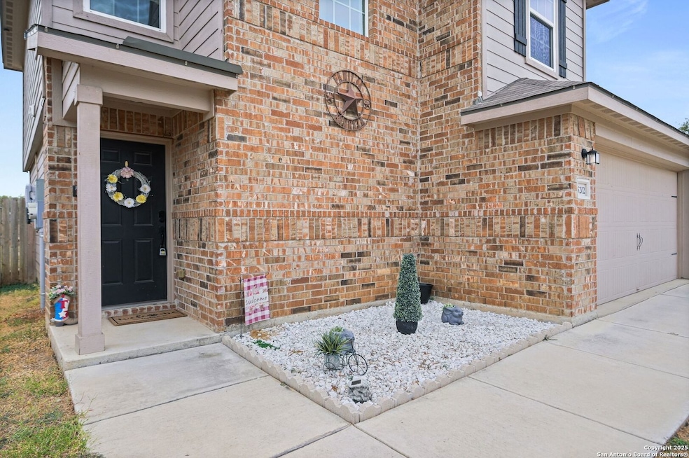 15202 Snug Harbor Way, von Ormy, TX 78073 - photo 1