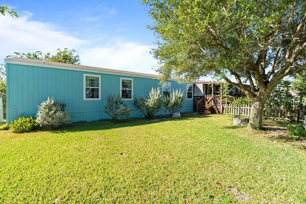 140 Bermuda Dr, Rockport, TX 78382 - photo 1