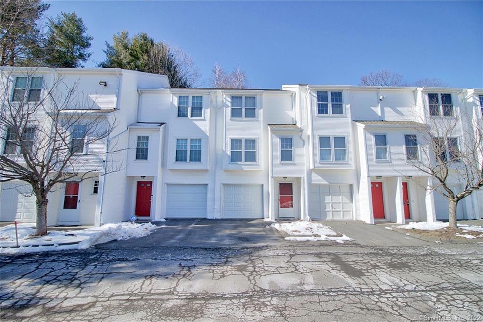 70 Deerwood Ln unit 4, Waterbury, CT 06704 - photo 1