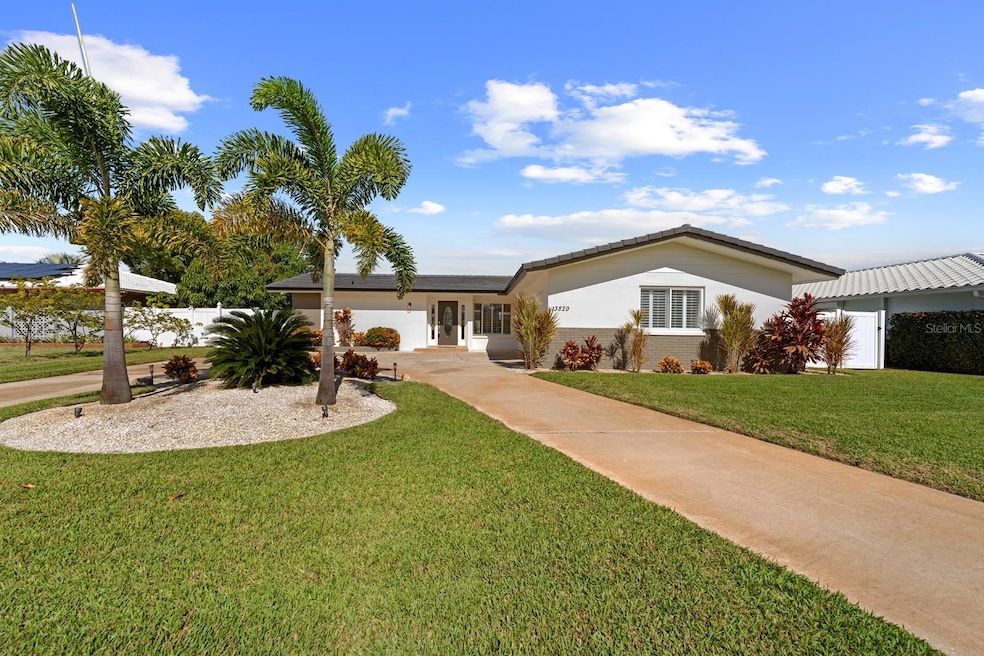 13829 Kimberly Dr, Largo, FL 33774 - photo 1