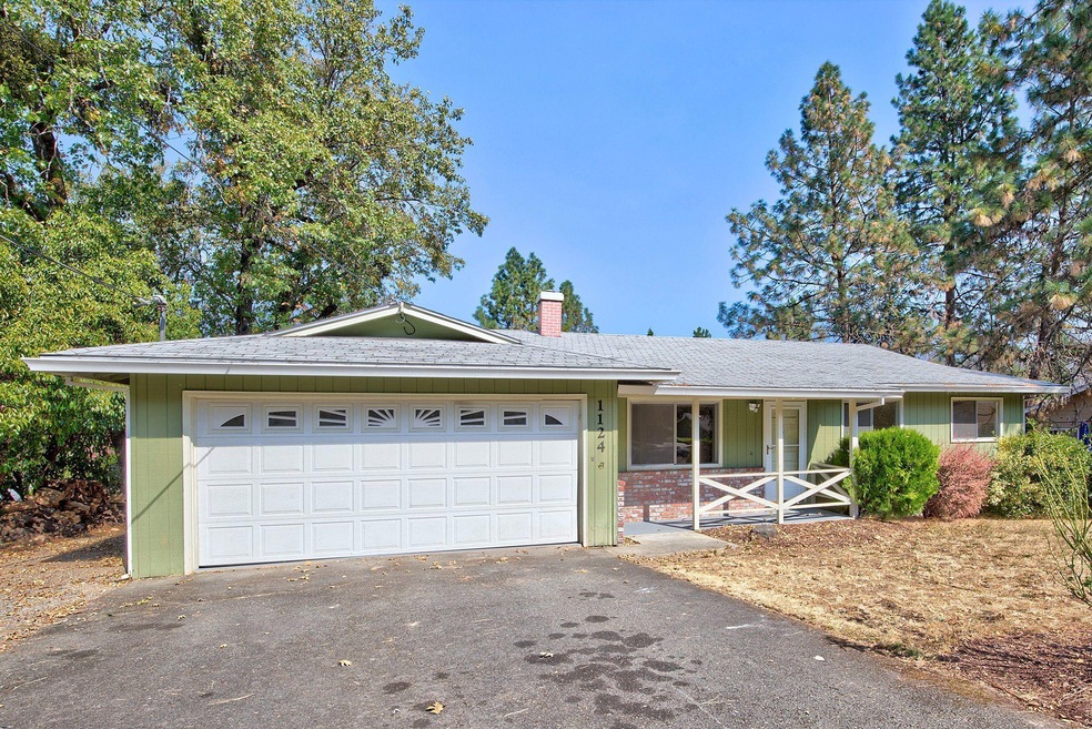 1124 NW D St, Grants Pass, OR 97526 - photo 1