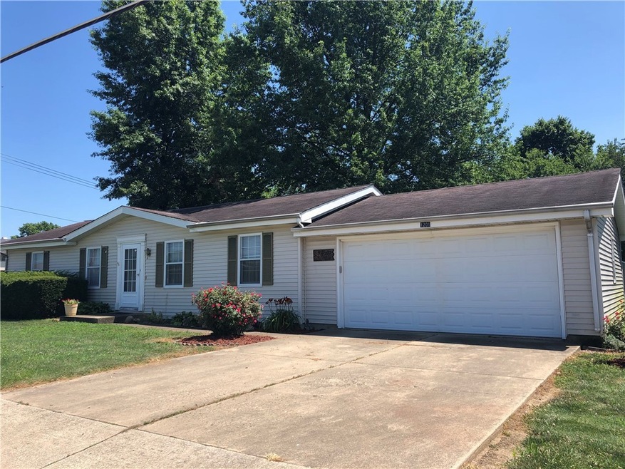 1201 W Temple Ave, Effingham, IL 62401 - photo 1