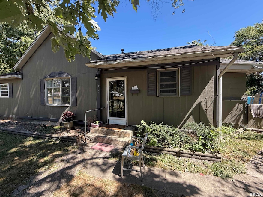 617 N Walnut St, Centralia, IL 62801 - photo 1