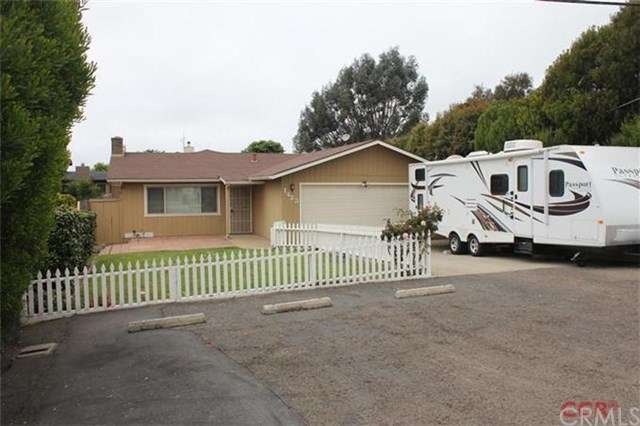 Front view of home-- lots of parking!
