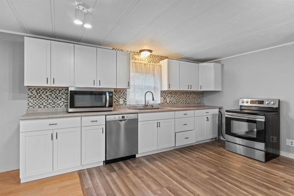 11 S Cranberry Ln, Rochester, NH 03867 - photo 1