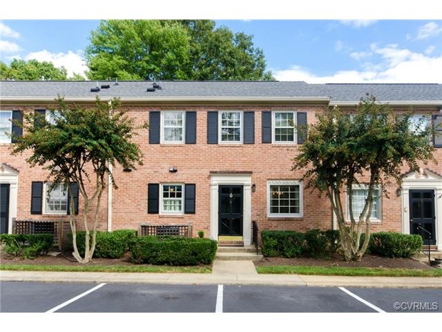 The Deerwood Condominiums provides ample parking f
