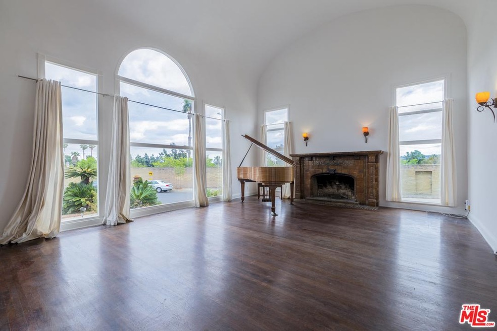 2233 Wellington Rd, Los Angeles, CA 90016 - photo 1