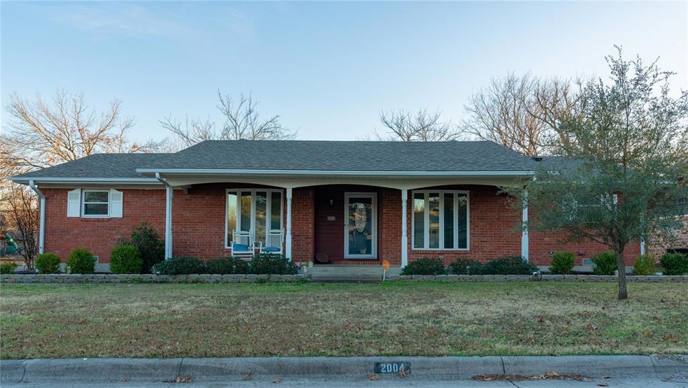 2004 Maplewood Dr, Gainesville, TX 76240 - photo 1