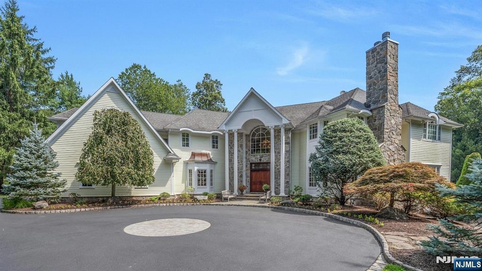 5 Ensuite Bedroom | 6 Full & 2 Half Bathrooms