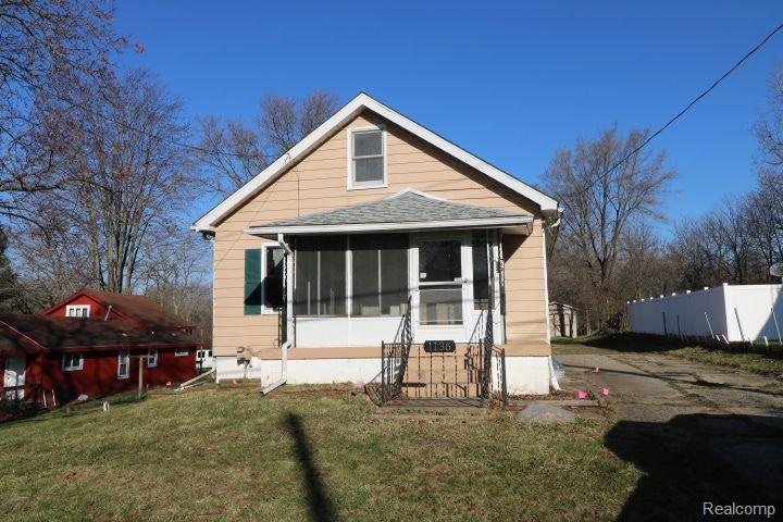 1136 Gilbert St, Flint, MI 48532 - photo 1