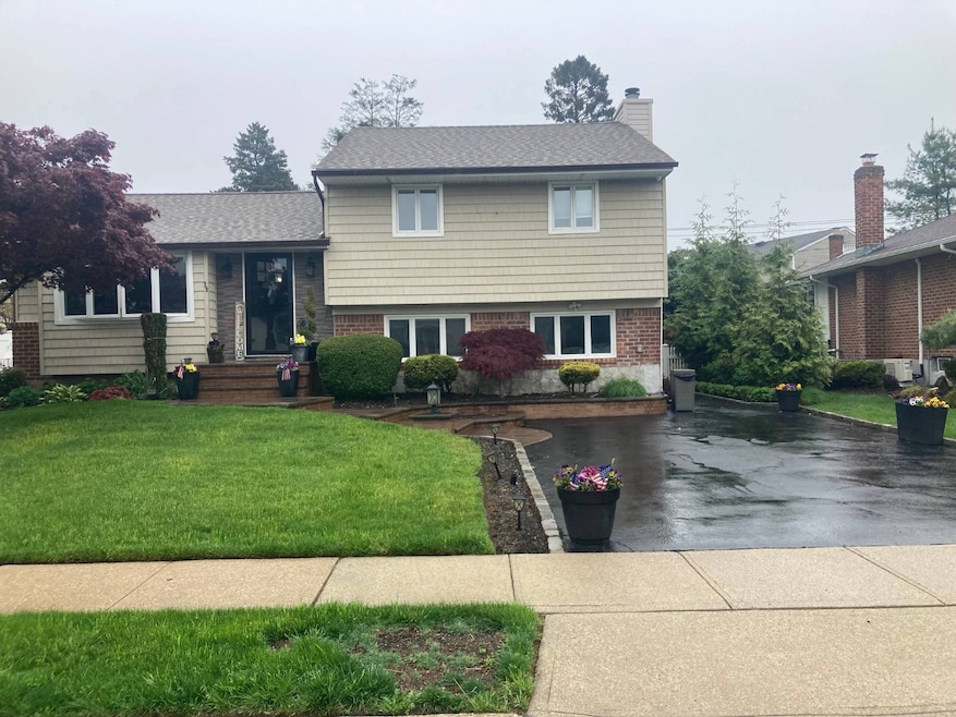 Detached house with private driveway