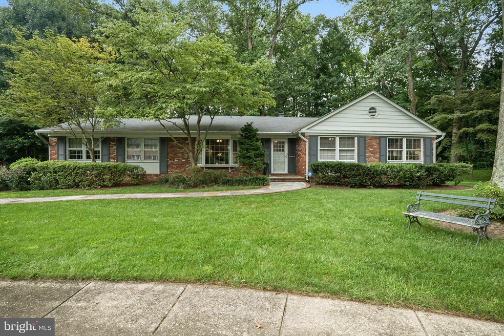 3527 Goodview Ct, Fairfax, VA 22031 - photo 1