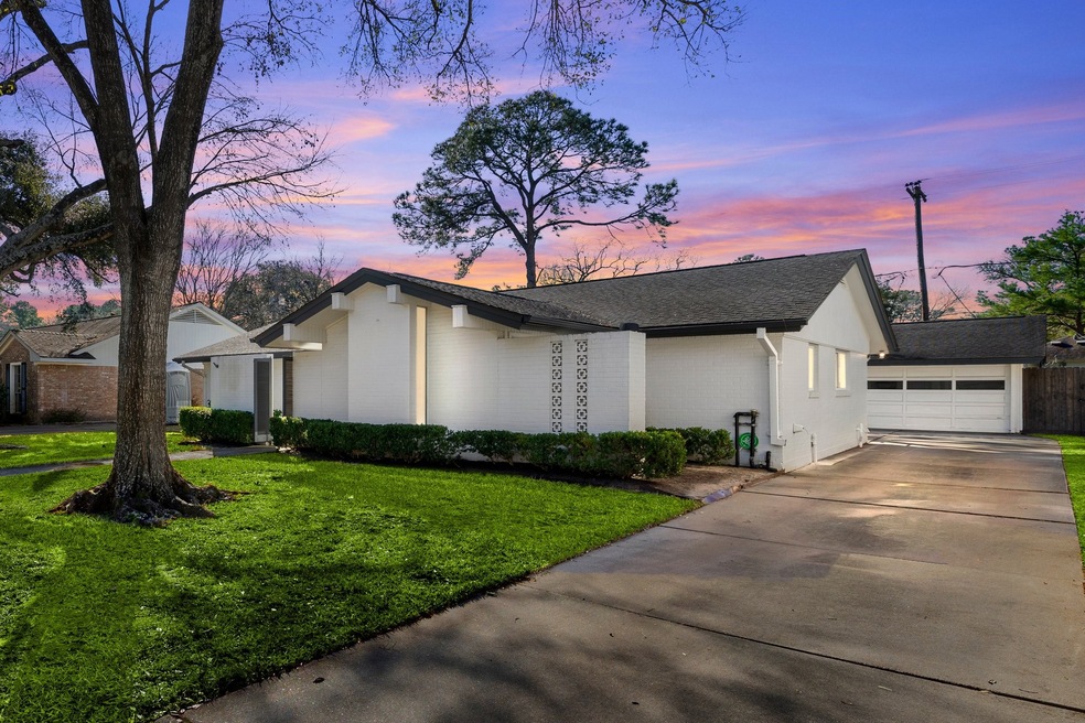 10015 Burgoyne Rd, Houston, TX 77042 - photo 1