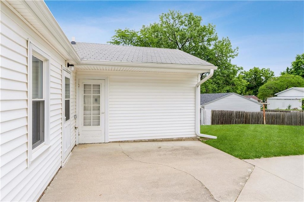 407 E Diehl Ave, Des Moines, IA 50315 - photo 1