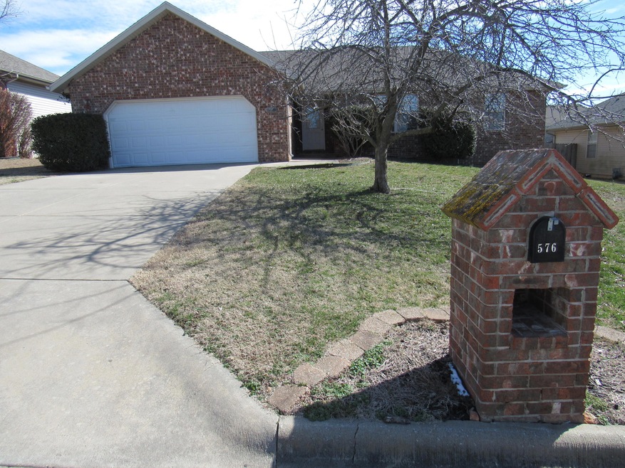 576 S Carriage Crossing, Nixa, MO 65714 - photo 1
