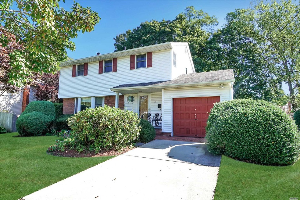 65 Pickwick Dr, ComMacK, NY 11725 - photo 1