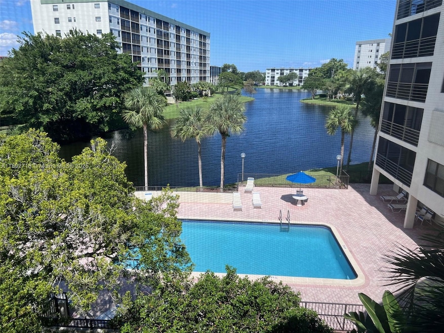 2307 S Cypress Bend Dr unit 406A, Pompano Beach, FL 33069 - photo 1
