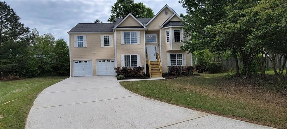 View of front of house featuring a front yard and 