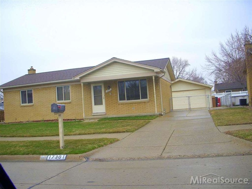 17301 E Pointe Dr, Roseville, MI 48066 - photo 1