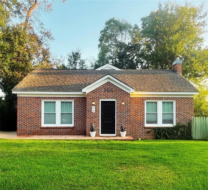 Ranch-style house with a front lawn