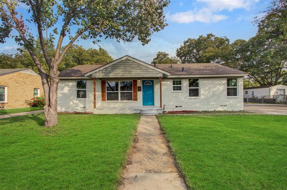 326 NE 10th St, Grand Prairie, TX 75050 - photo 1