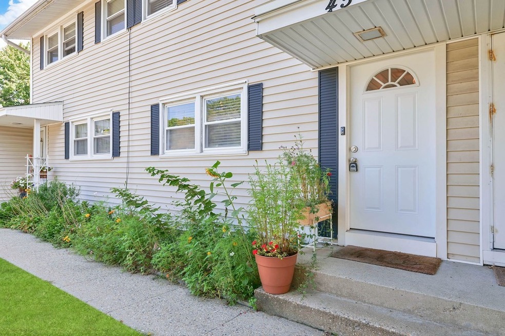 45 Partridge Ln unit 45, Chicopee, MA 01022 - photo 1