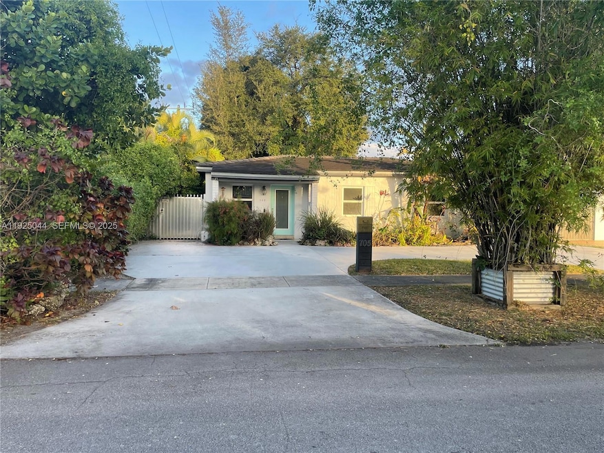 705 E 9th Ct, Hialeah, FL 33010 - photo 1