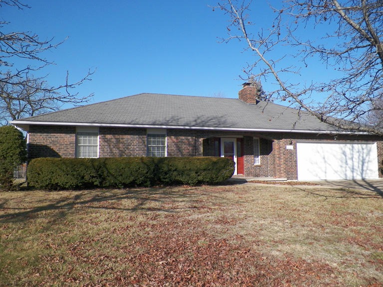 2105 S Hedgewood Dr, Bolivar, MO 65613 - photo 1