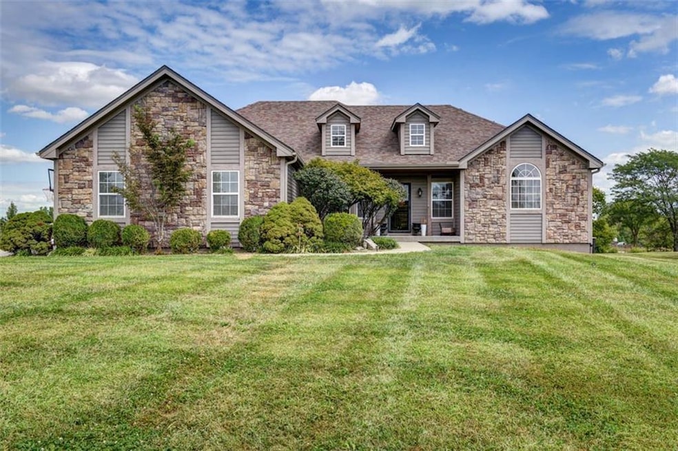 5275 SE Fox Run Rd, Lathrop, MO 64465 - photo 1