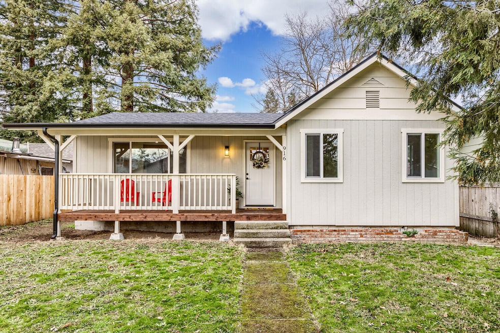 916 SW L St, Grants Pass, OR 97526 - photo 1