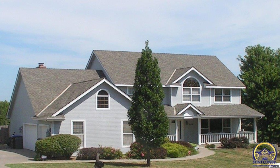 900 SE Oakridge Ln, Topeka, KS 66609 - photo 1