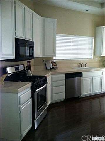 Beautiful Kitchen!! New Stainless Appliances!!