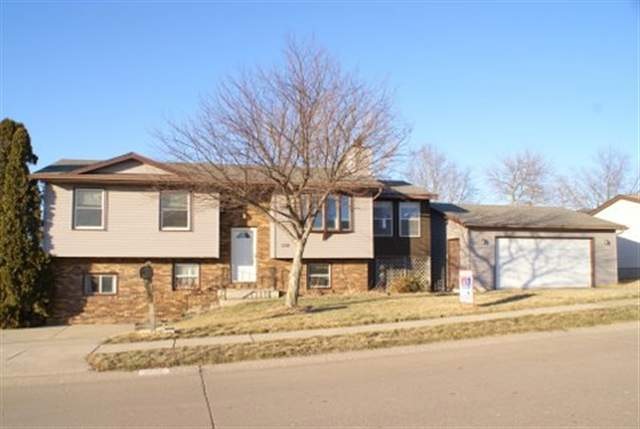 2608 W 61st St, Davenport, IA 52806 - photo 1