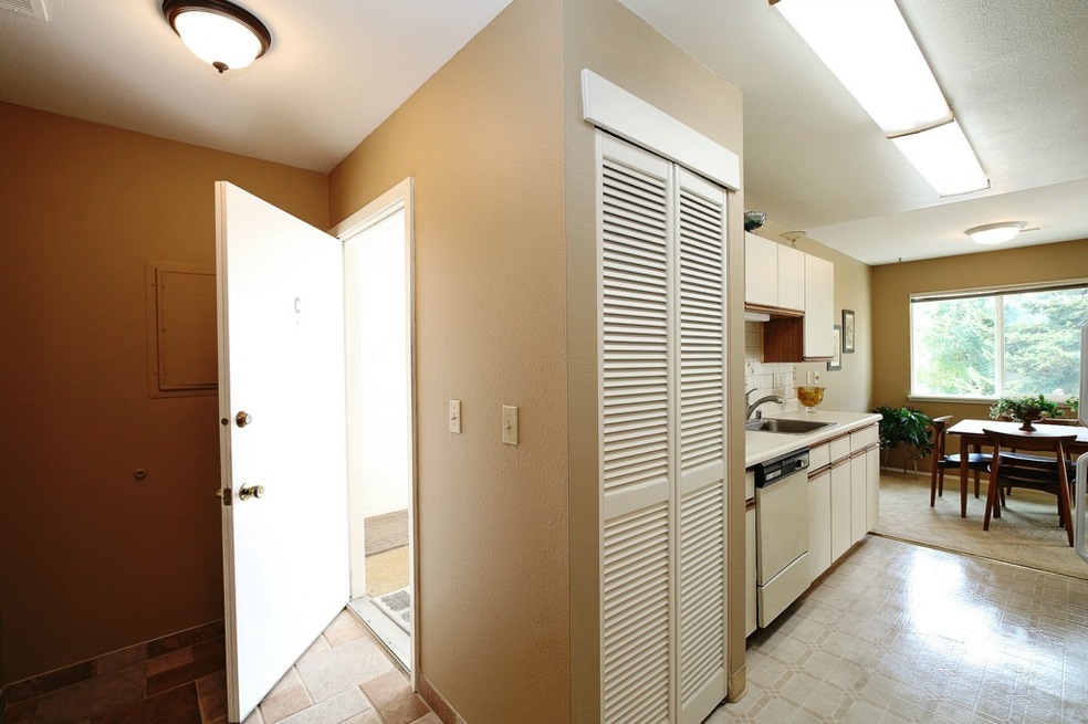 7328 NE 142nd Place unit C-5, Kirkland, WA 98034 - photo 1