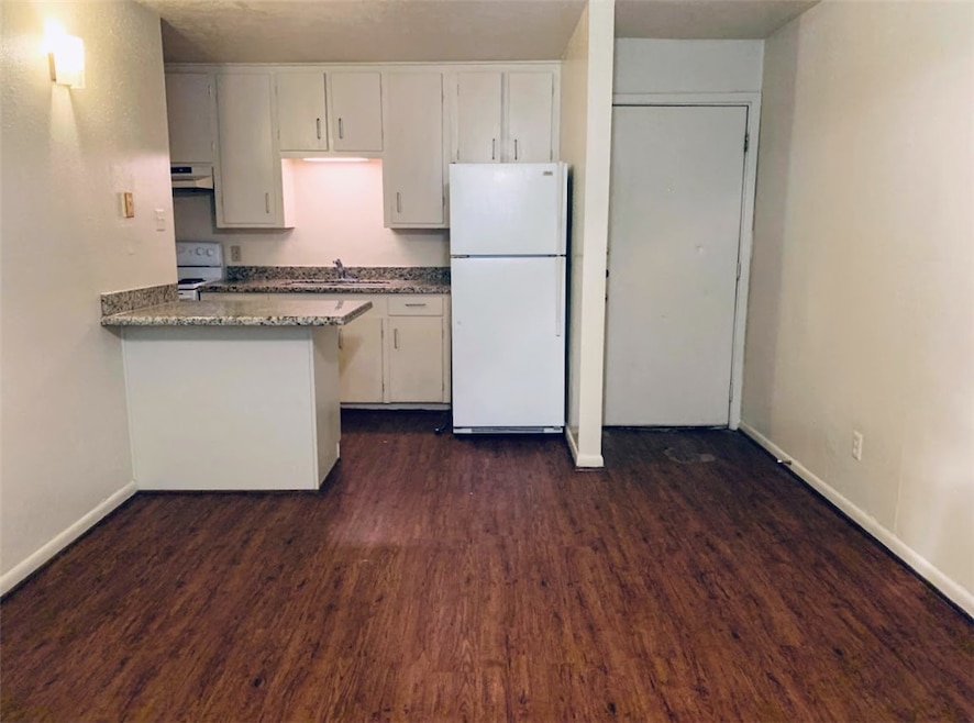 Kitchen with freestanding refrigerator, under cabi
